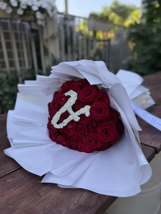 זר ורדים ואות