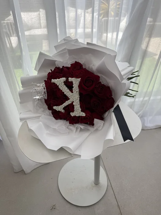 זר ורדים ואות גדולה